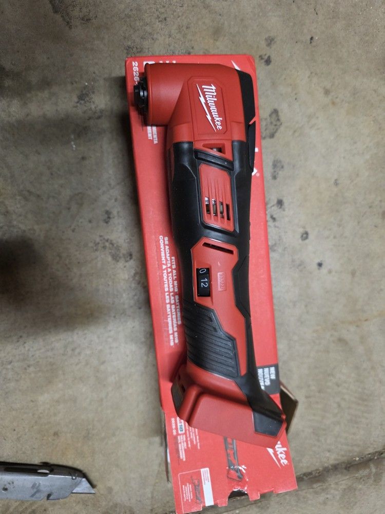Milwaukee
M18 18V Lithium-Ion Cordless Oscillating Multi-Tool