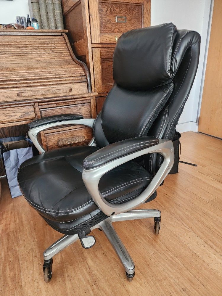 Designer Rolling Executive Chair. Made in USA. Excellent Condition