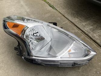 2015 / 2019 Nissan Versa Right Passenger Side Headlight Assy Oem