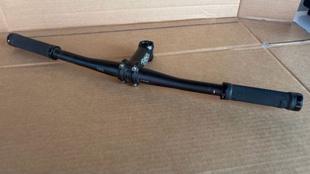 31.8 Aluminum’s Flat Handlebar w/90mm Stem and Lock-On Grips
