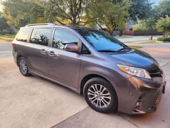 Toyota Sienna XLE 2019 ***8 seats Like New; Sunroof, and Entertainment pkg***