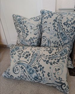 FREE set of 3 throw pillows