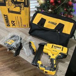 Dewalt 20V Max XR Brushless 18 Gauge Narrow Crown Stapler w/ 2.0Ah Battery Charger And Tool Bag/ Like New