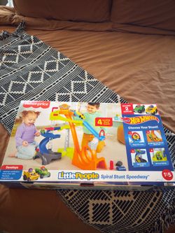 Fisher-Price Little People Spiral Stunt Speedway