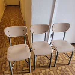 Vintage Kids Size Chairs Very Solid Chairs Nothing Missing On Them 