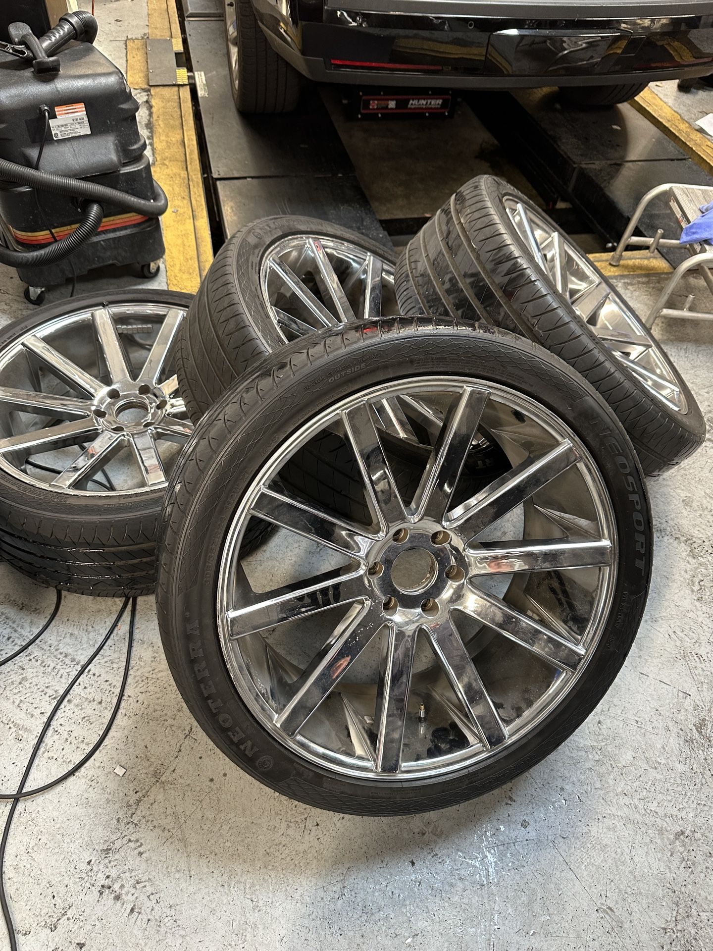 24in Chrome Rims (RED DESCRIPTION)