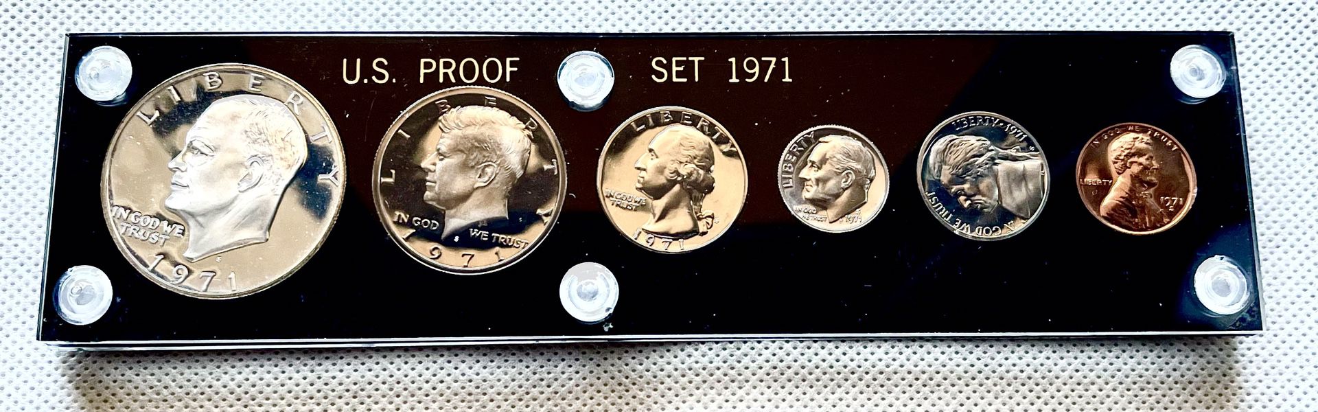 1971 - S.    US Mint Proof Set, Brilliant Uncirculated In New Vintage Capital Holder, Free Display Stand.