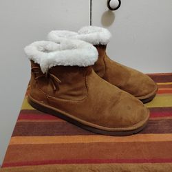 Nice & Comfy Women's Boots Size (6.5) Located In Reedley 