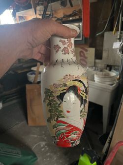 Japanese geisha porcelain vase