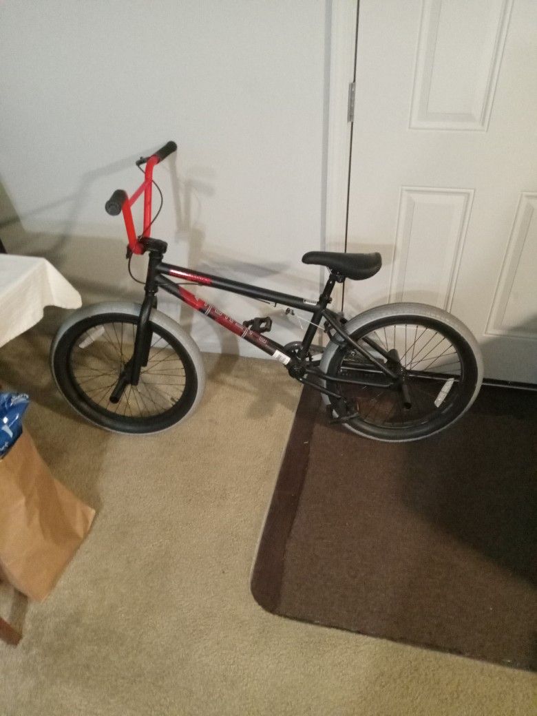 Mongoose 20 Inch Bike Like NEW.