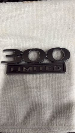 Chrysler 300 emblem