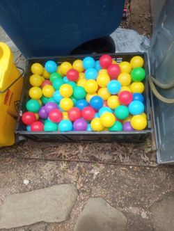 Bunch Of Plastic Ball There Like 80 R Little More In Good Condition 