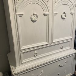 Unique White Antique Bedroom Set Dresser / Chest / Nightstands 