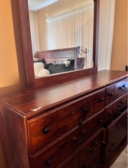 🛏️ Queen Sleigh Bedroom Set – 5 Pieces | $300