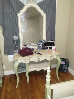 4 pc bedroom set (no bed)