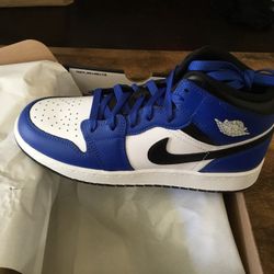 New Kid’s Air Jordan 1 Mid size 7Y/8.5W