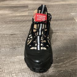Burberry Arthur shoe size 43