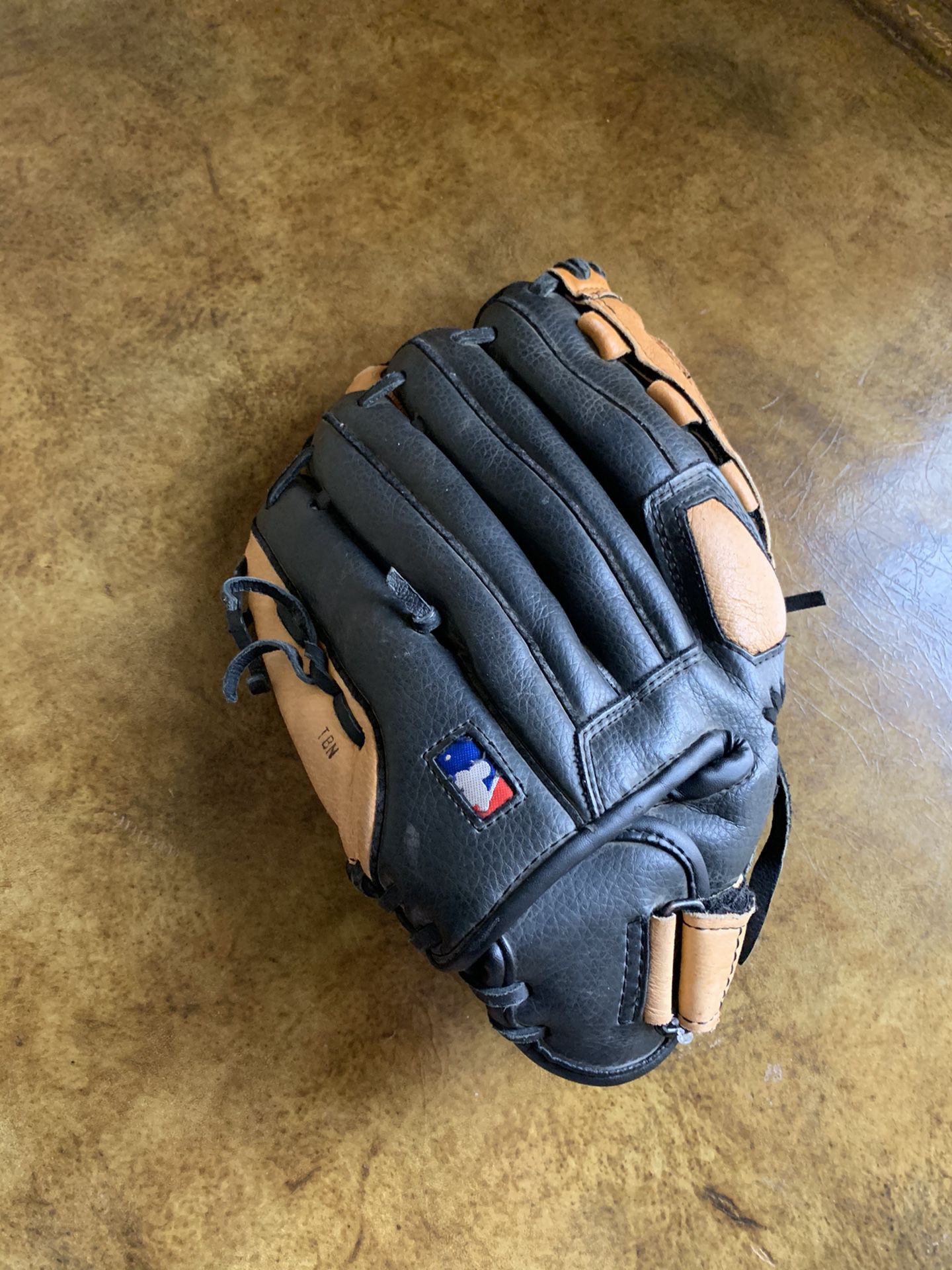 Wilson A0350 TMLB11 11” baseball glove RHT