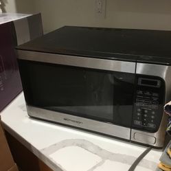 Emerson 900 Watt Microwave - $25 Obo 