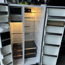 Black Side-by-Side Refrigerator with Ice & Water Dispenser – Excellent Condition