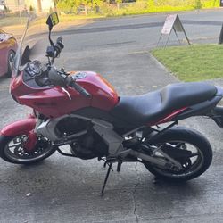 Red 2008 Kawasaki Versys 650 - Great Condition!
