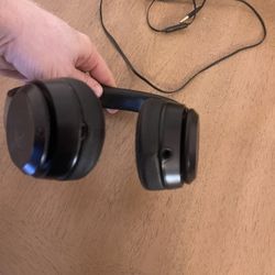 🎧 FOR SALE: 2 Beats Headphones – Wireless & Wired – Almost New! 🔥
