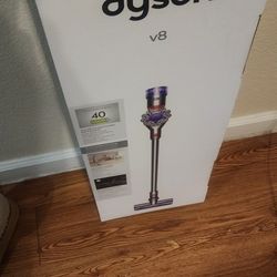 Dyson V8