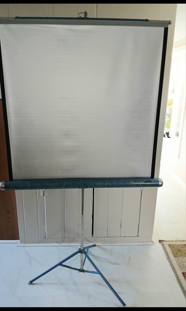 Portable Projector Screen With Retractable Tripod