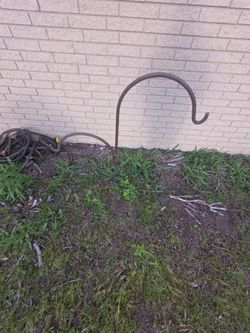 4 ft tall by 2 ft wide shepherd's hook double hook two planners can fit