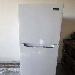 Magic Chef 10.1 cu. ft. Top Freezer Refrigerator in White 
