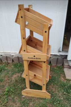 Clos du Bois 3-tier wooden display stand