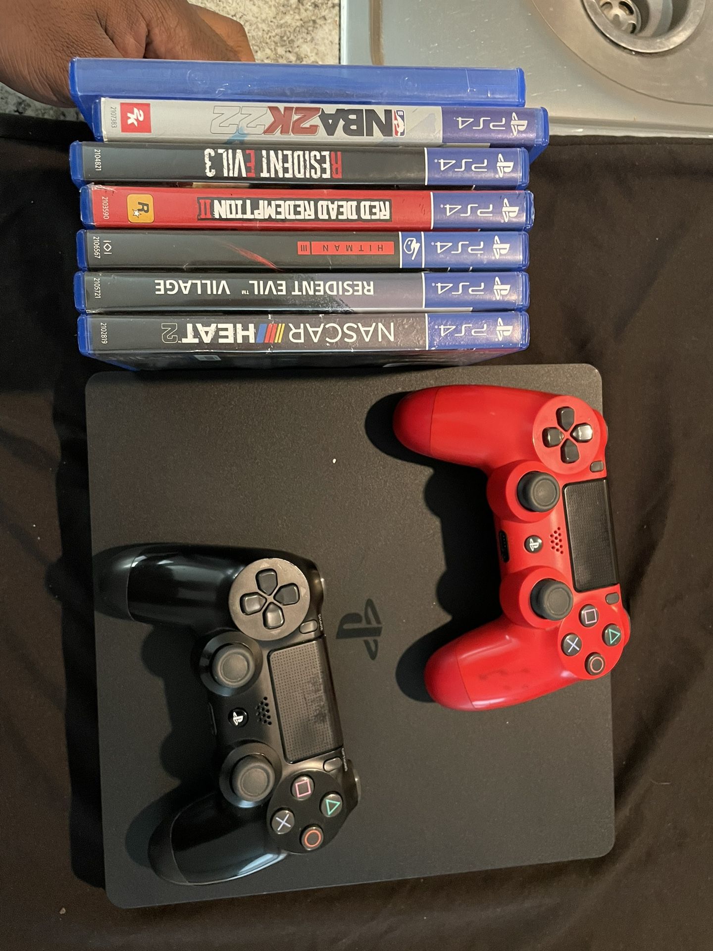 PS4 ( With 2 controllers +Games )