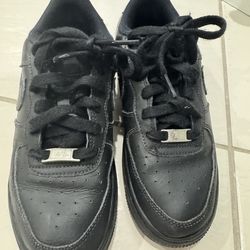 Nike Air Black Size 5 youth