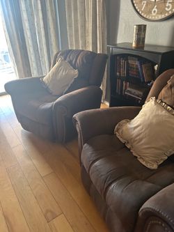 Set of leather recliners