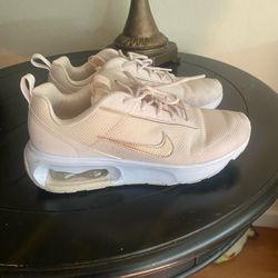 Women Nikes Size 6.5