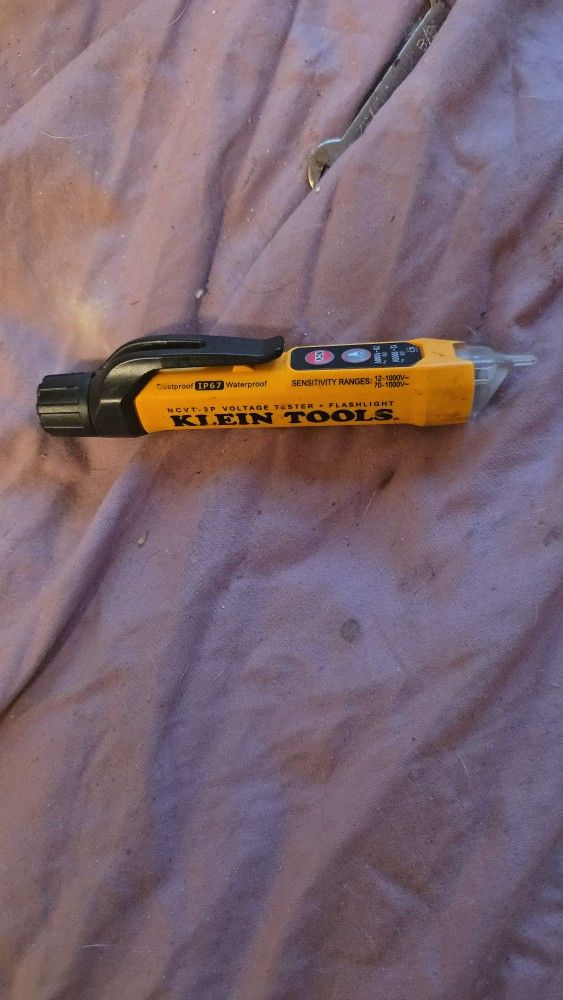 Dewalt Dual Range Voltage Tester And Flashlight