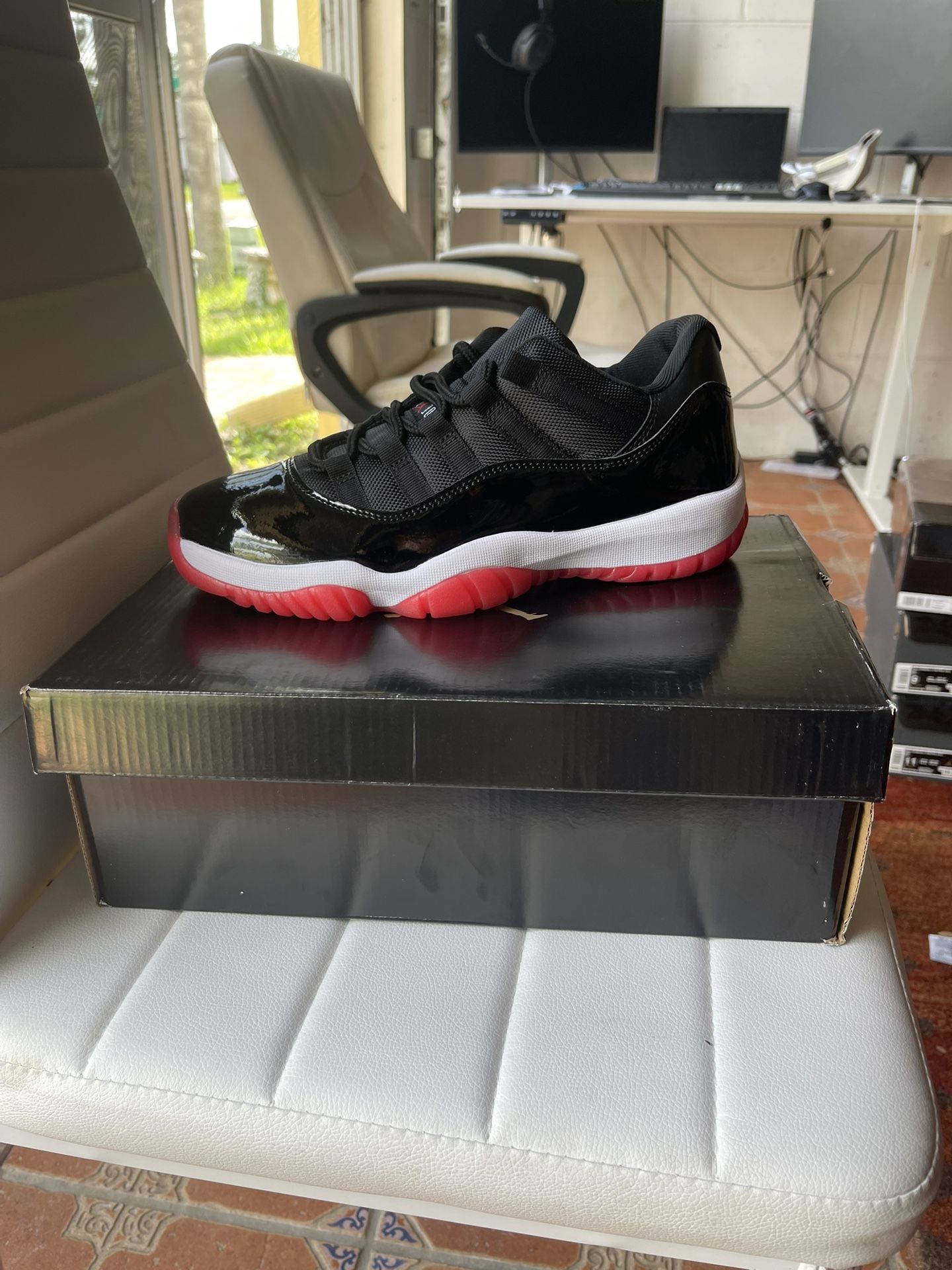 Air Jordan 11 “Bred” size 9