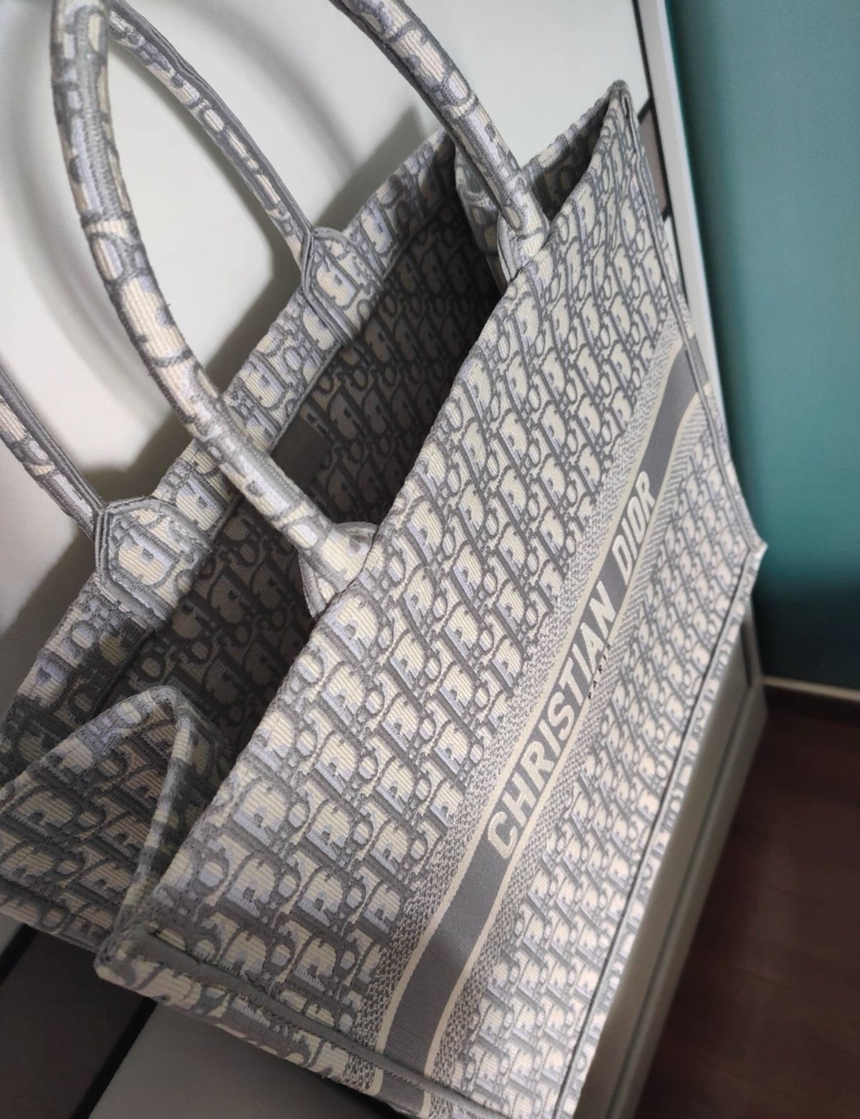 Gray old flower tote bag