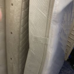 Queen Simmons Beautyrest Thurs silver thick mattress with Box springs. 300. I can also deliver