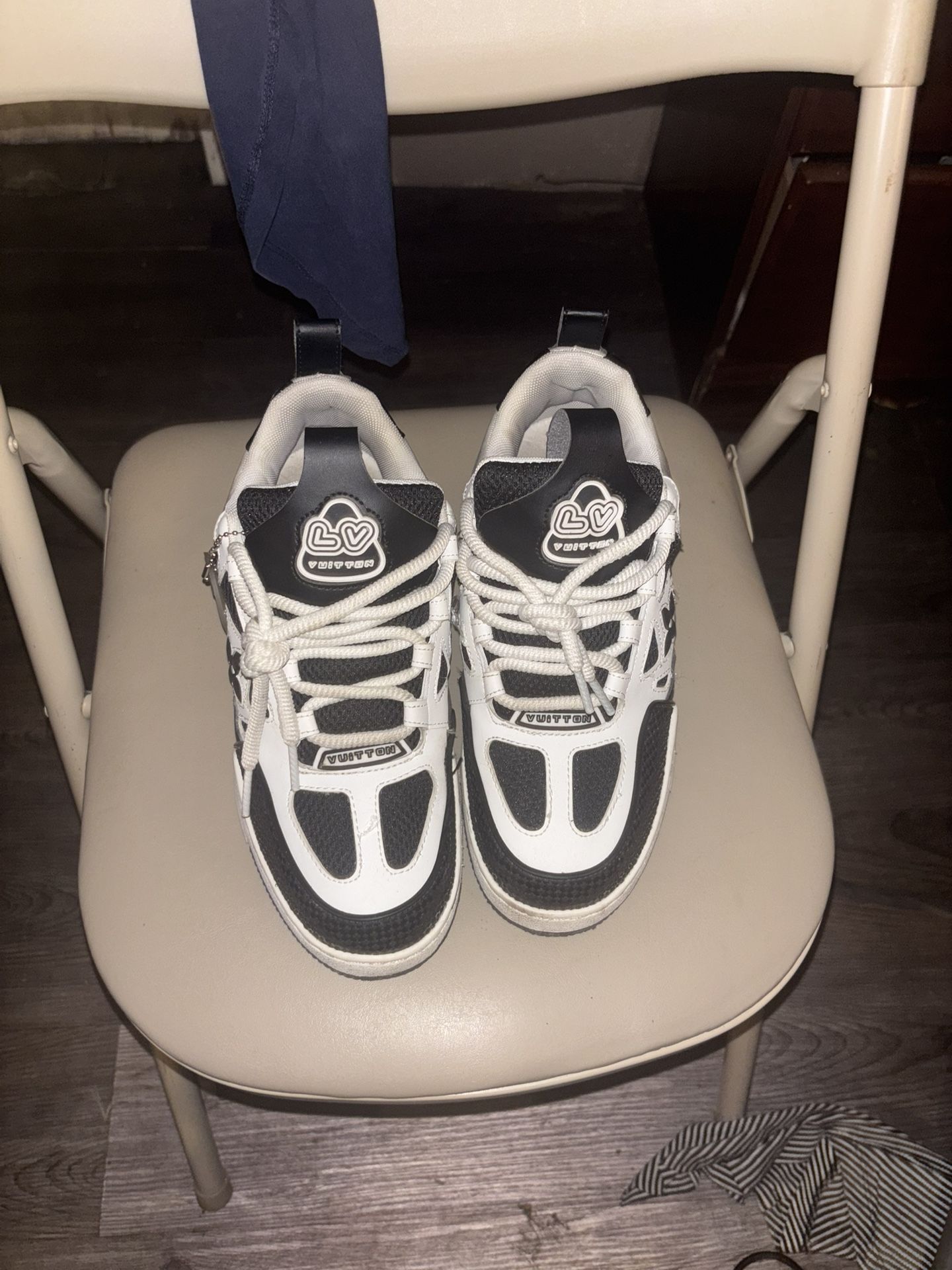Lv stakes slightly warn size 8