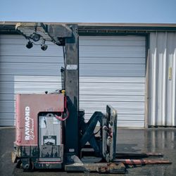Raymond EASI-R40TT Stand-Up Forklift – 4,000 lb Cap, Low Hours, Sideshift, Electric, Narrow Aisle