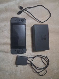 Nintendo Switch V2 Bundle — Dock, Mario Kart 8, Gray Joy-Cons
