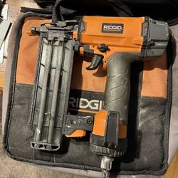 Pistola RIDGID De 18 Gauge En Buenas Condiciones 