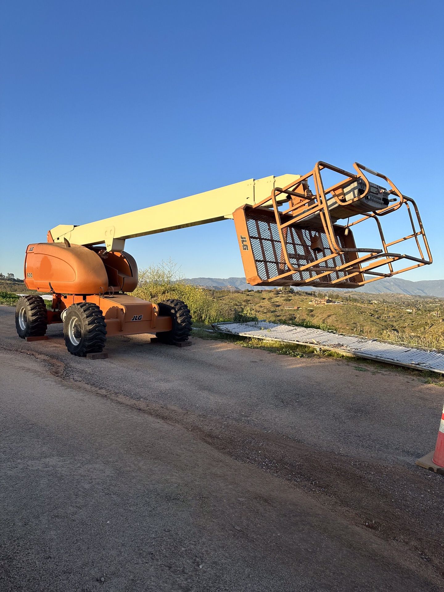 JLG 600S BOOM LIFT 60’