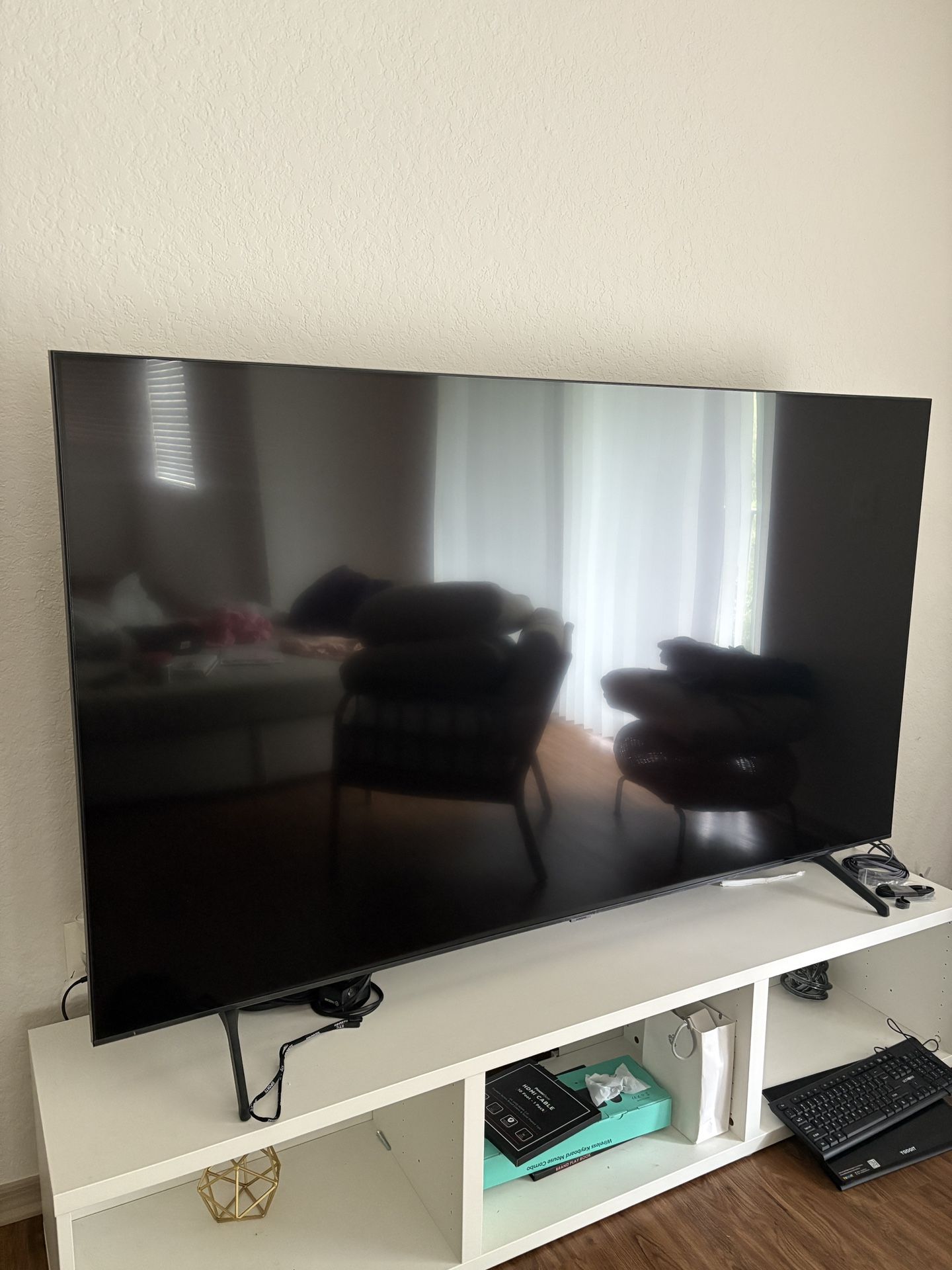 Samsung 75” Smart 4K UHD TV - Barely Used, Like New!