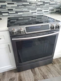 Samsung range BLACK STAINLESS NE58K9500SG/AA