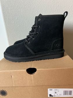 NEW. UGG K NEUMEL HIGH. Boy Size 5
