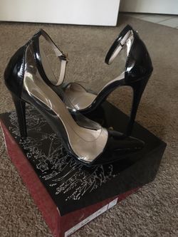 Black and clear side heels 👠