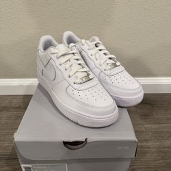 Nike Air Force 1 LE GS Triple White Size 7y UK 6 Women’s 8.5