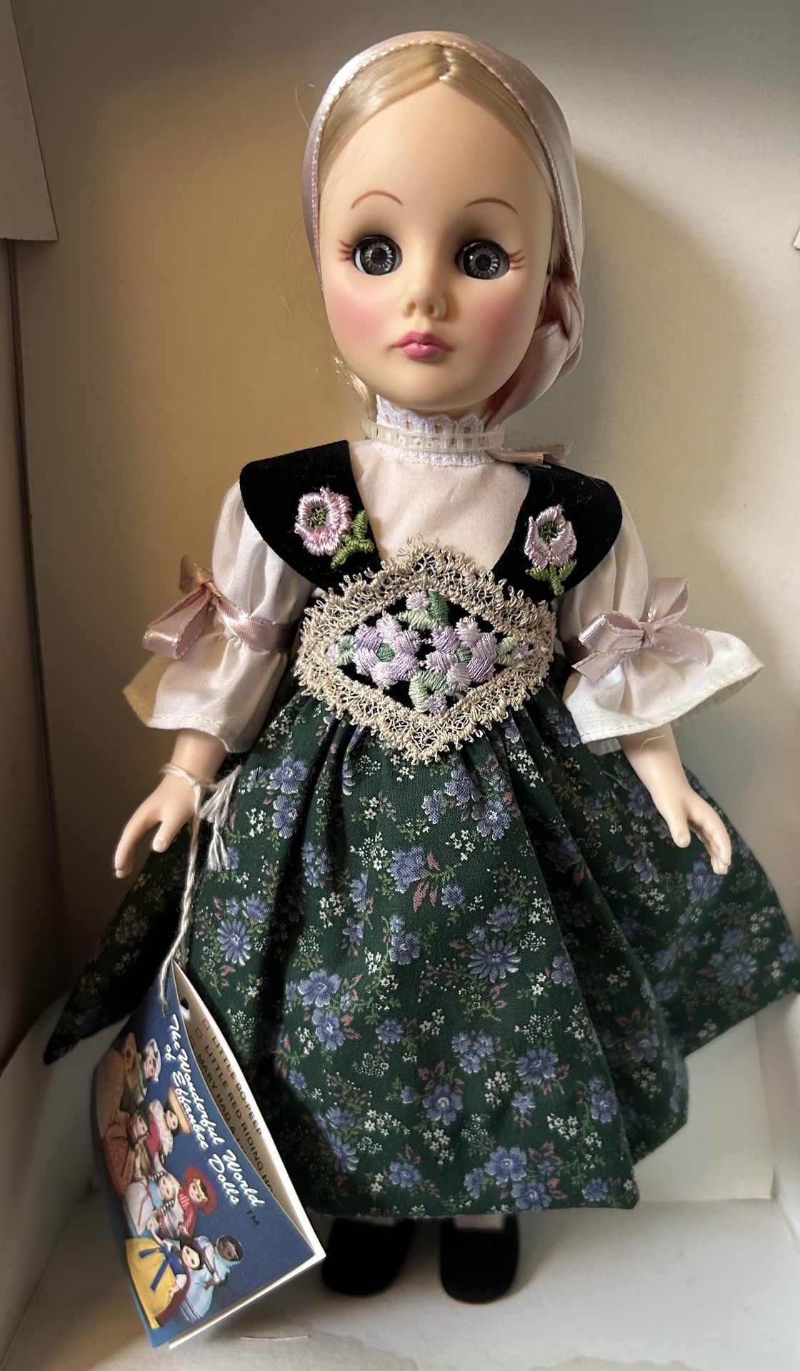International Porcelain Doll: Czechoslovakia